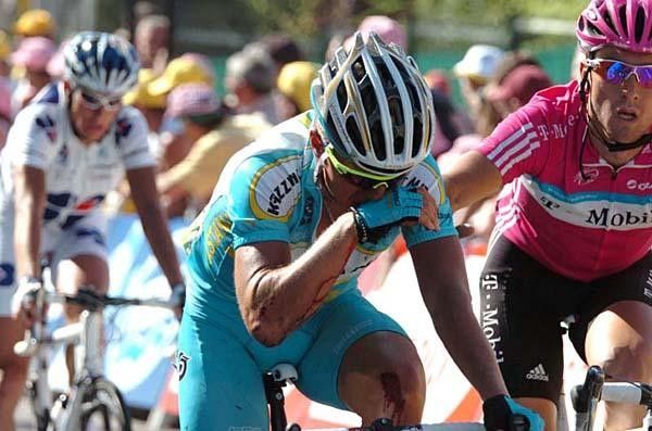 Alexander Vinokourov (Astana) finishes with bloody knees after crashing 25km from the finish