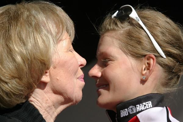 Organiser Femmy van Issum, left, and Emma Johansson (Redsun Cycling Team).