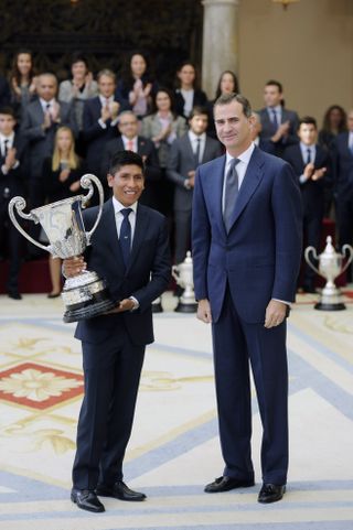 Nairo Quintana receives his award from the King of Spain