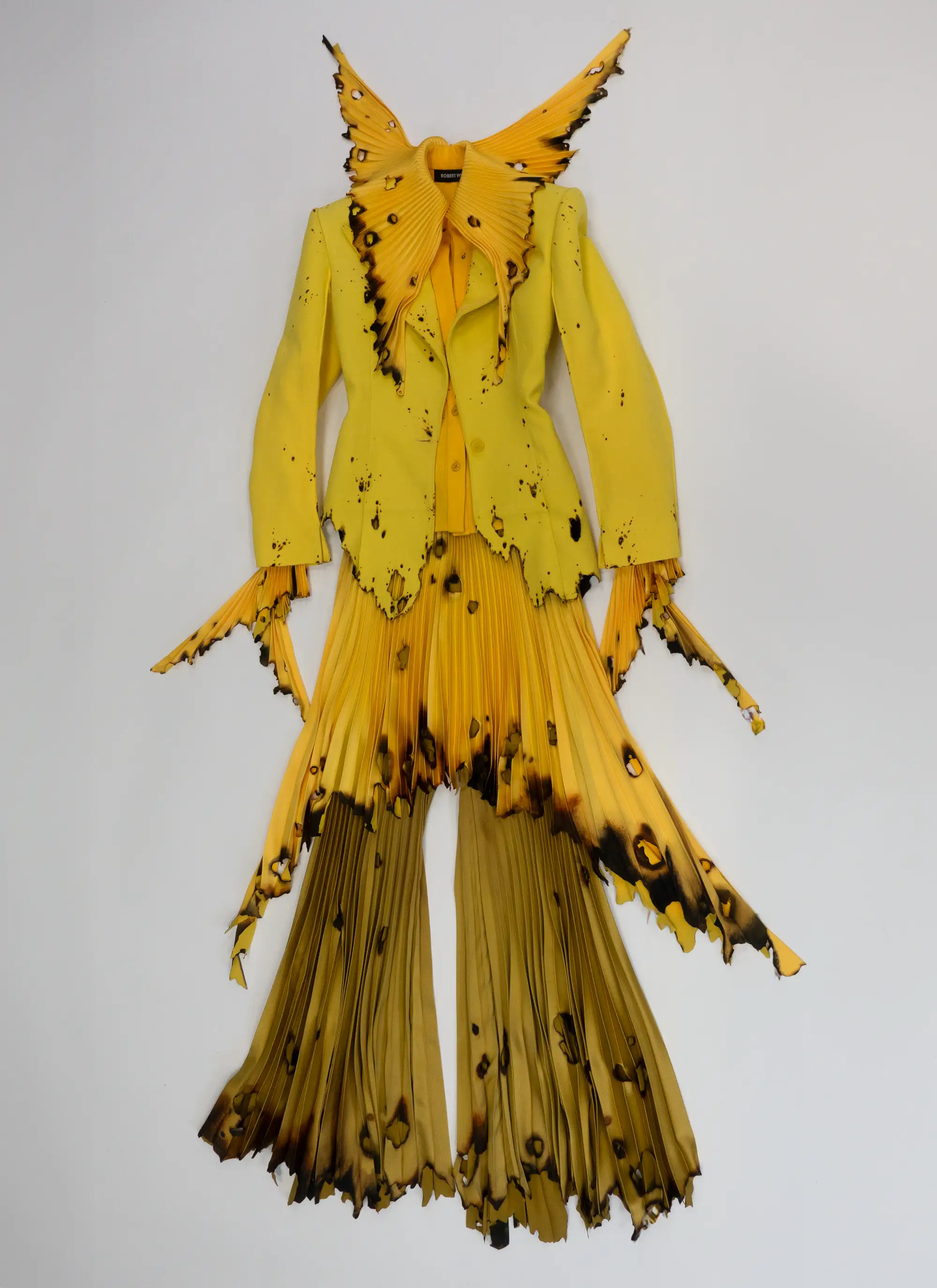 BLE19.exhibition_barbican.RobertWun_YellowRose_HauteCoutureAutumnWinter2024_Time