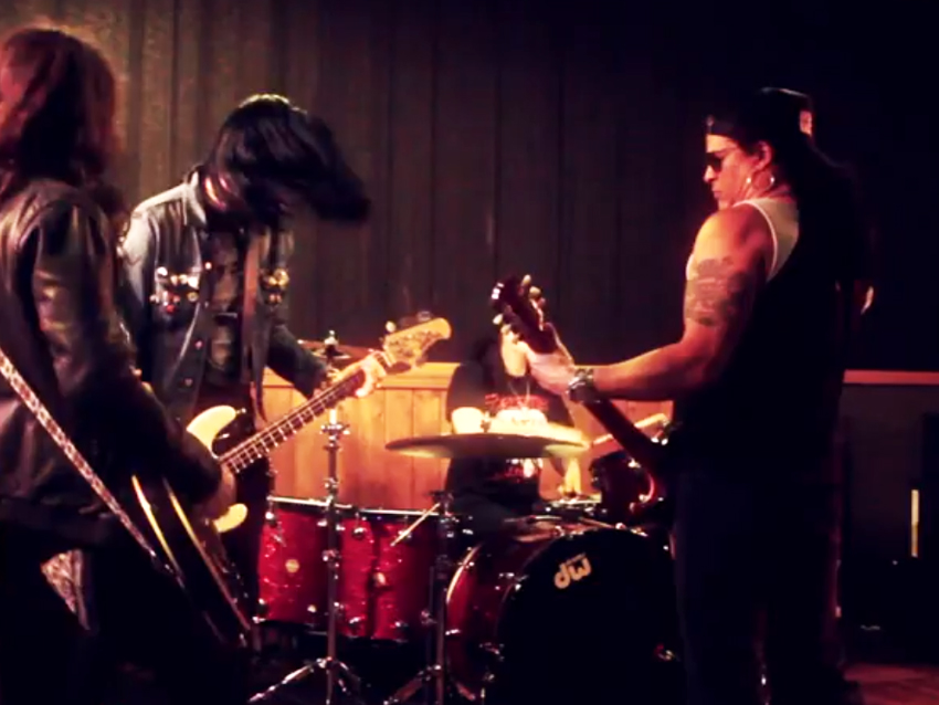 Slash jams with his new rhythm guitarist. Who is he? Check out the videos