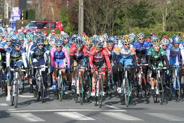 The peloton wasn't looking too motivated going through Diksmuide.