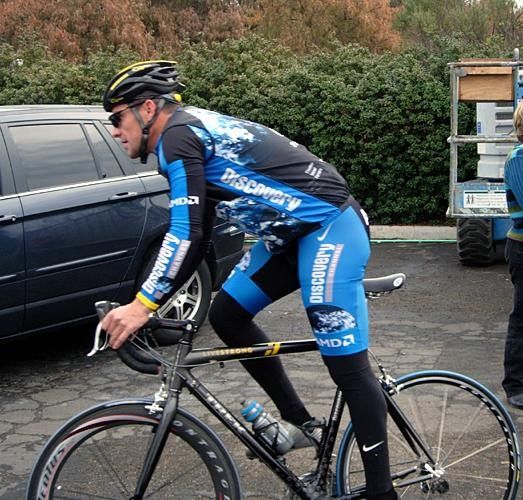 Armstrong takes off after suffering a pre-ride puncture.