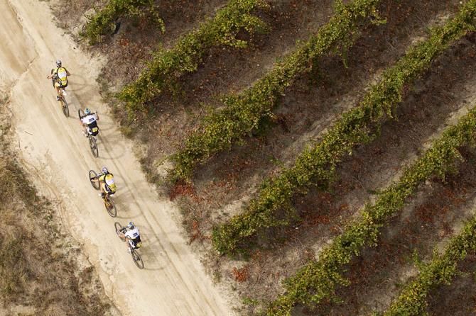 The lead bunch of Christoph Sauser &amp; Jaroslav Kulhavy of Burry Stander-Songo &amp; Karl Platt &amp; Urs Huber of Team Bulls