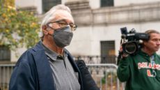 Robert De Niro walks to court