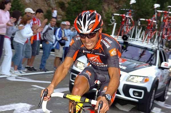 Joaquim Rodriguez (Caisse d'Epargne) looks in all sorts of pain during stage 20