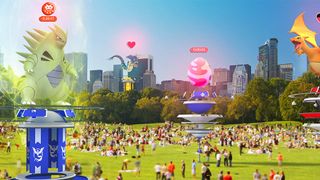 En digitalt redigerad promobild för Pokémon Go, där pokéstops och gym står utspridda över en gräsmatta i en park full med människor.