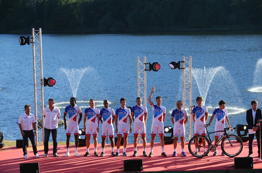 The French FDJ squad with a waving Alexandre Geniez in the middle