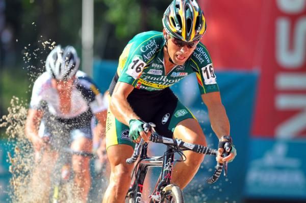 Sven Nys flies through a soft section of the course