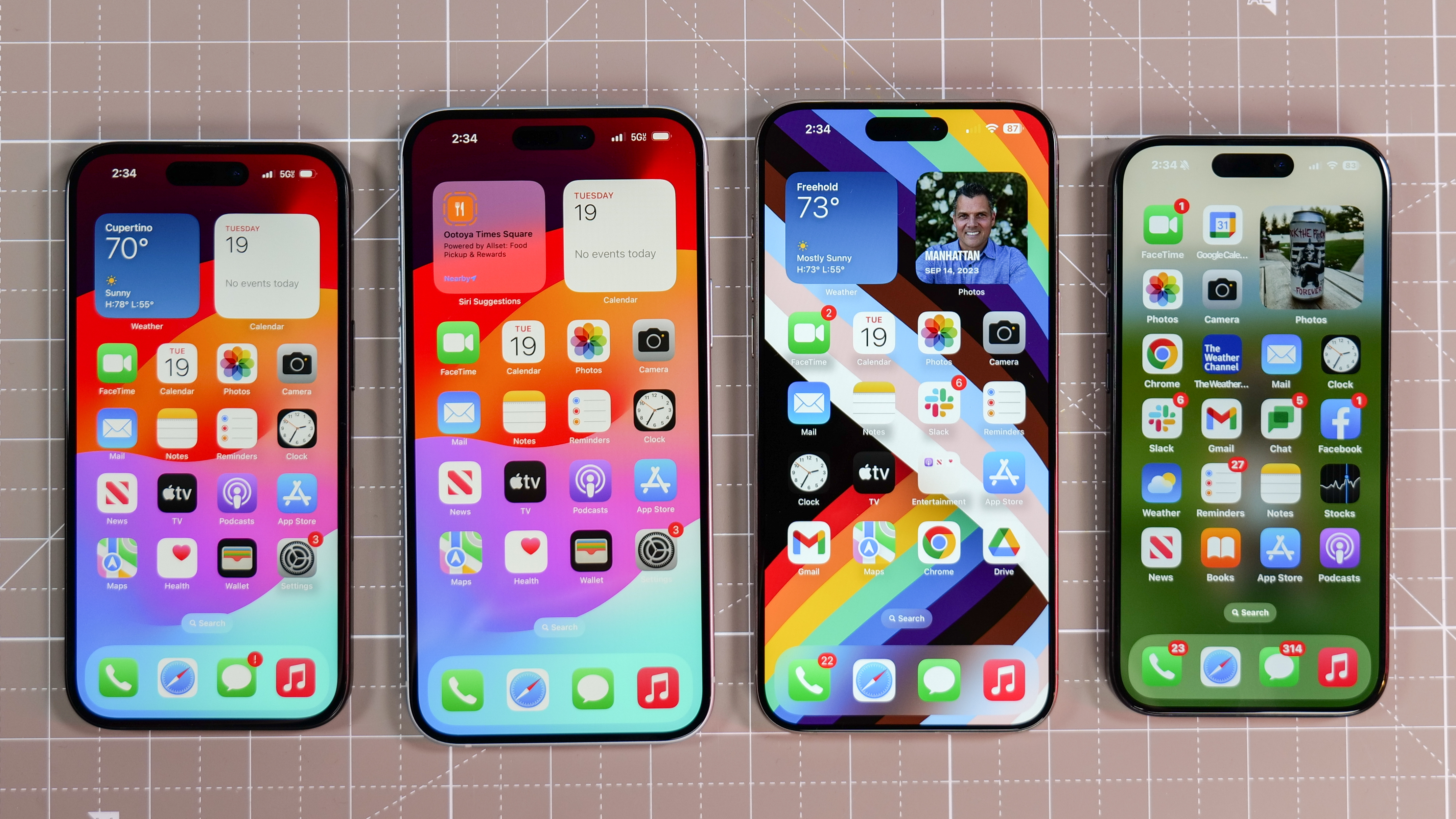 Todos los modelos de iPhone 15 se muestran juntos.