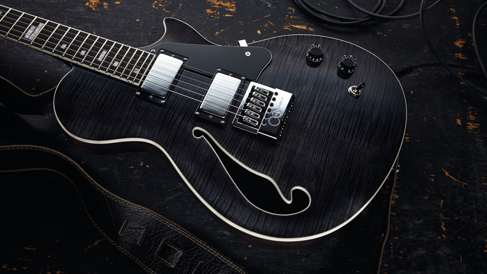 The beautifully understated flamed-maple cap and elegantly designed contours make this a real 'player's guitar'