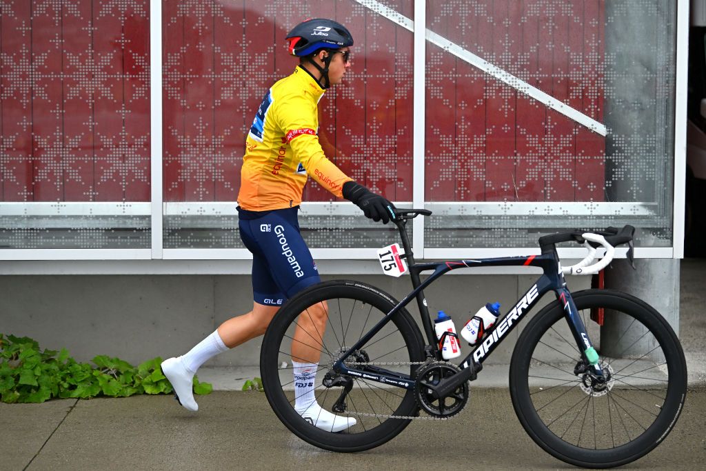 Leader into the stage, Noah Hobbs (Equipe continental Groupama-FDJ) was completely bundled up at the start of stage 3