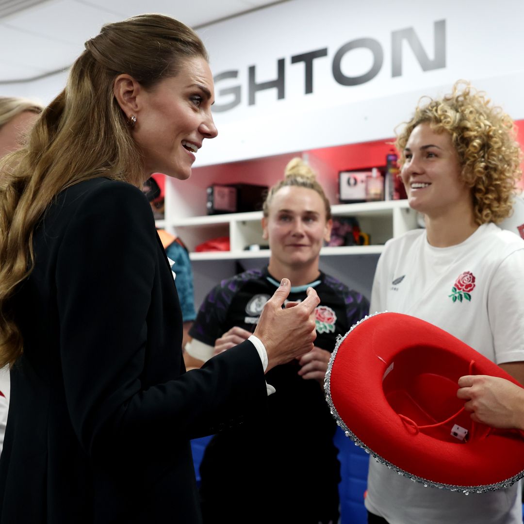 Kate Middleton meets women&#039;s rugby players and is handed a cowboy hat