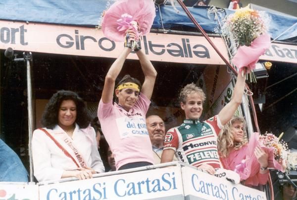 Stage 12 winner Andy Hampsten takes the stage with race leader Franco Chioccioli.