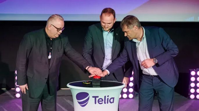 Ivar Halstvedt (Odeon Kino AS), Jon Georg Dale (Frp) og Abraham Foss (Telia) trykker p&aring; den r&oslash;de knappen.