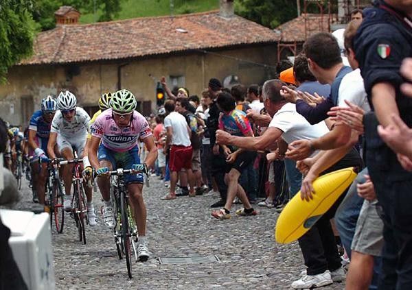 Danilo Di Luca (Liquigas) chases.