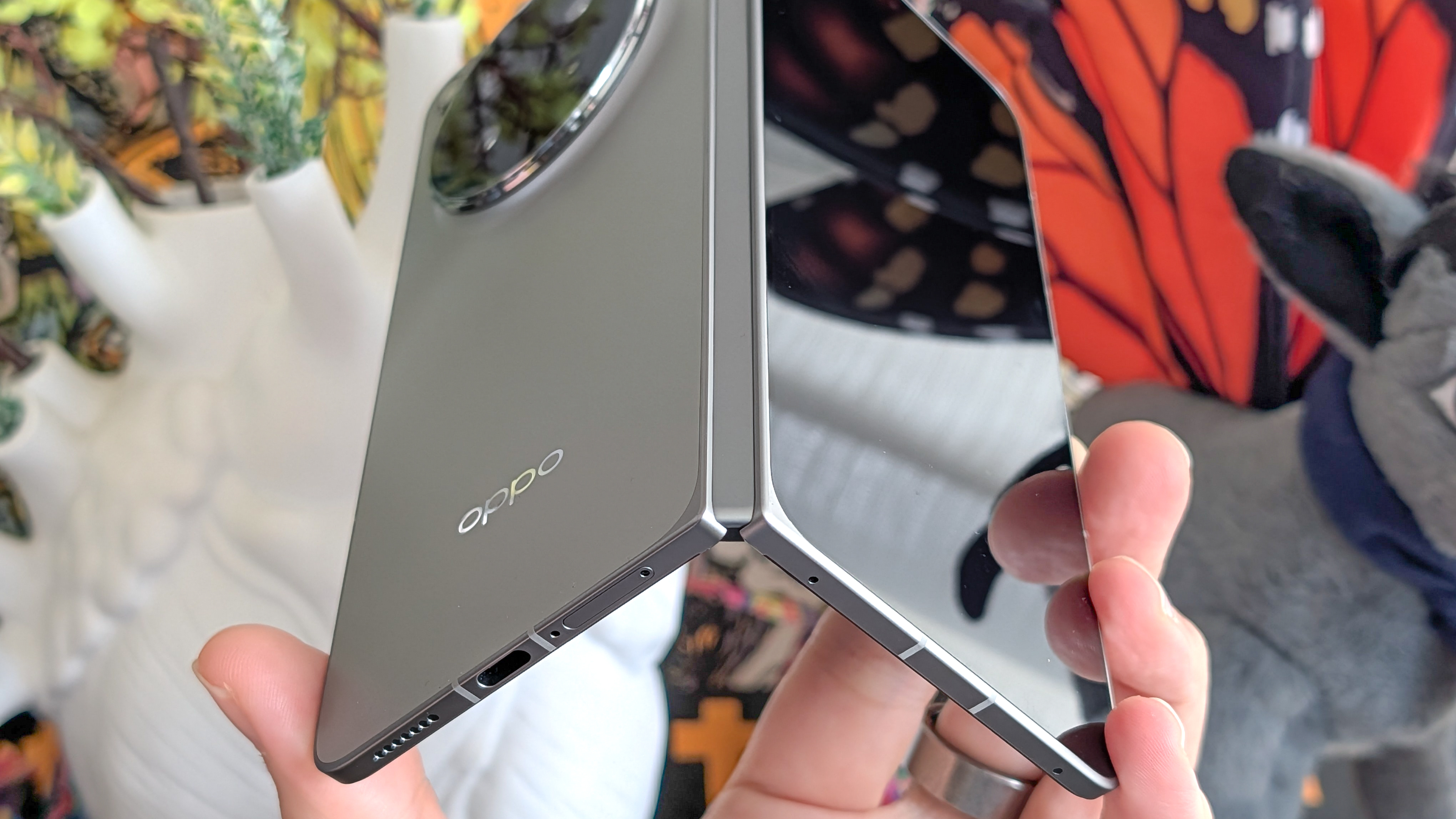 Oppo Find N6 در دست نگه داشته و از وسط تا شده بود.