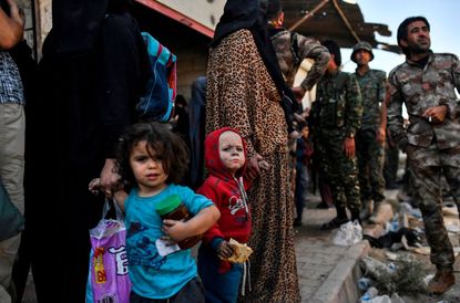 Syrians flee fighting in Raqqa