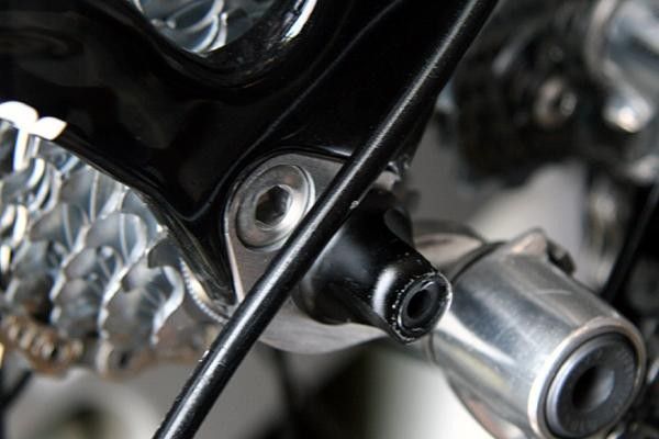 Replaceable aluminium drop-outs.