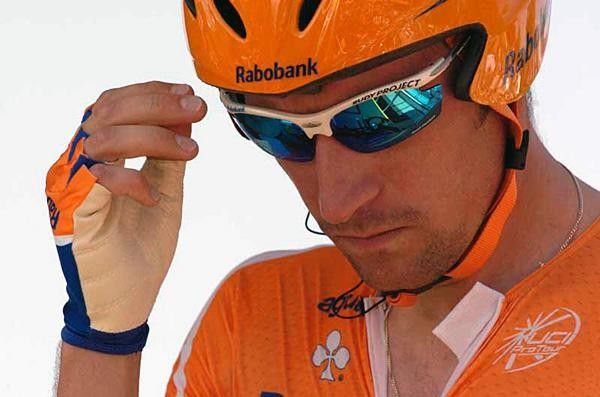Denis Menchov (Rabobank) gets ready
