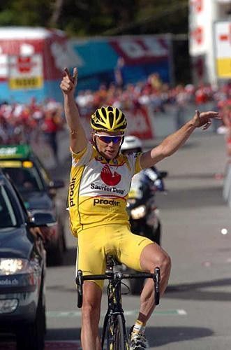 Chris Horner (Saunier Duval) salutes as he wins