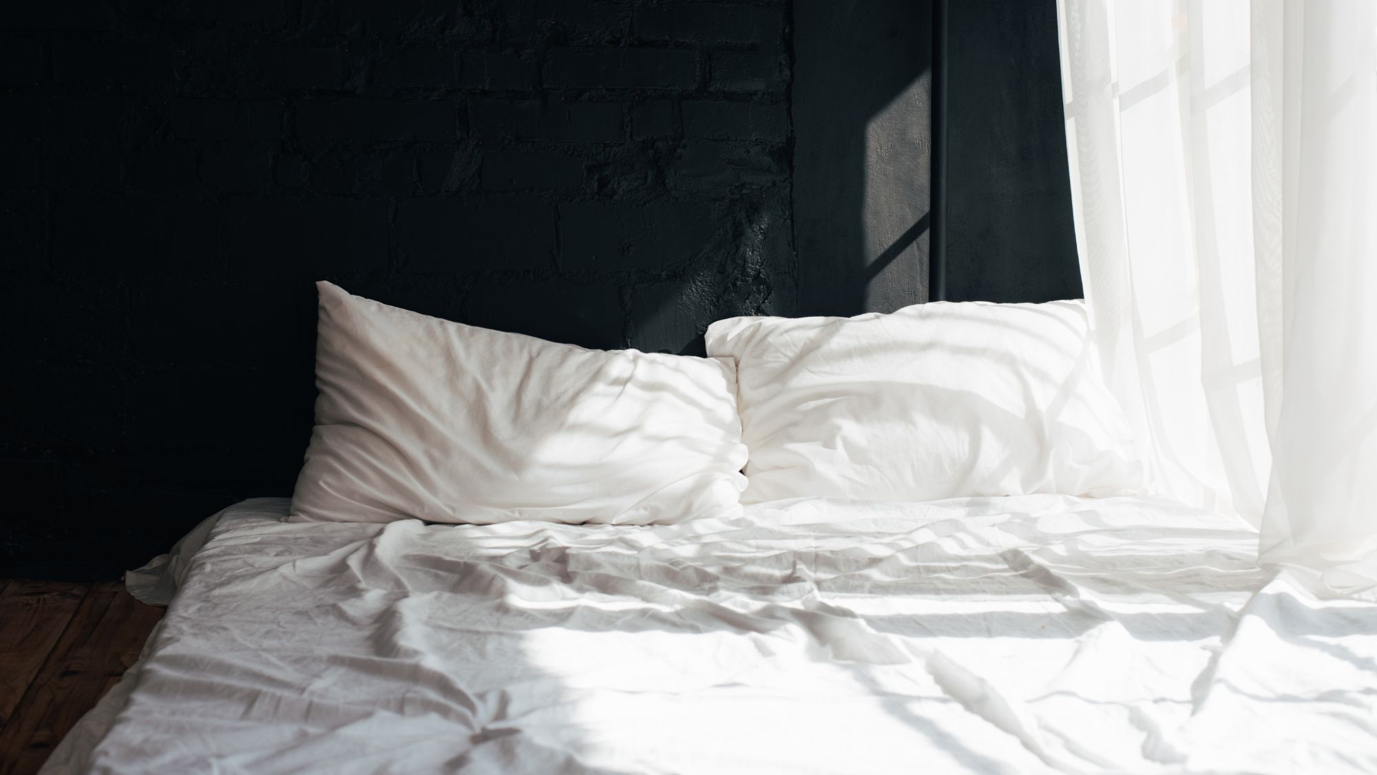 picture of a bed - best pillows