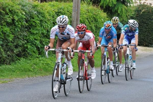 Guillaume Bonnafond (AG2R La Mondiale) leads Leonardo Duque (Cofidis) in a five-man break.