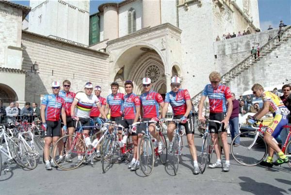 A Motorola team featuring Lance Armstrong, Phil Anderson, Raul Alcala and Stephen Swart lines up at Assisi in 1994.