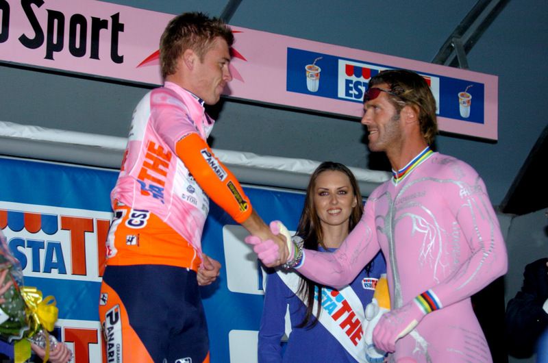 Brett Lancaster shakes hands with Mario Cipollini after the 2005 Prologue
