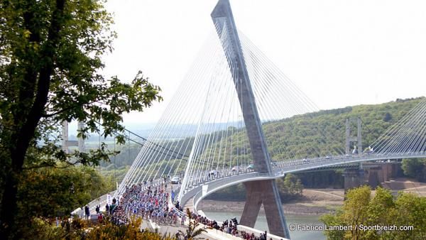 The peloton crosses the T&eacute;r&eacute;nez bridge.