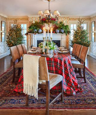 Traditional Christmas dining room decor