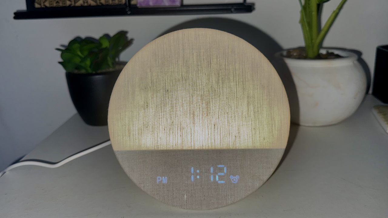 Our sleep tech reviewer testing the Dreamegg sunrise alarm clock