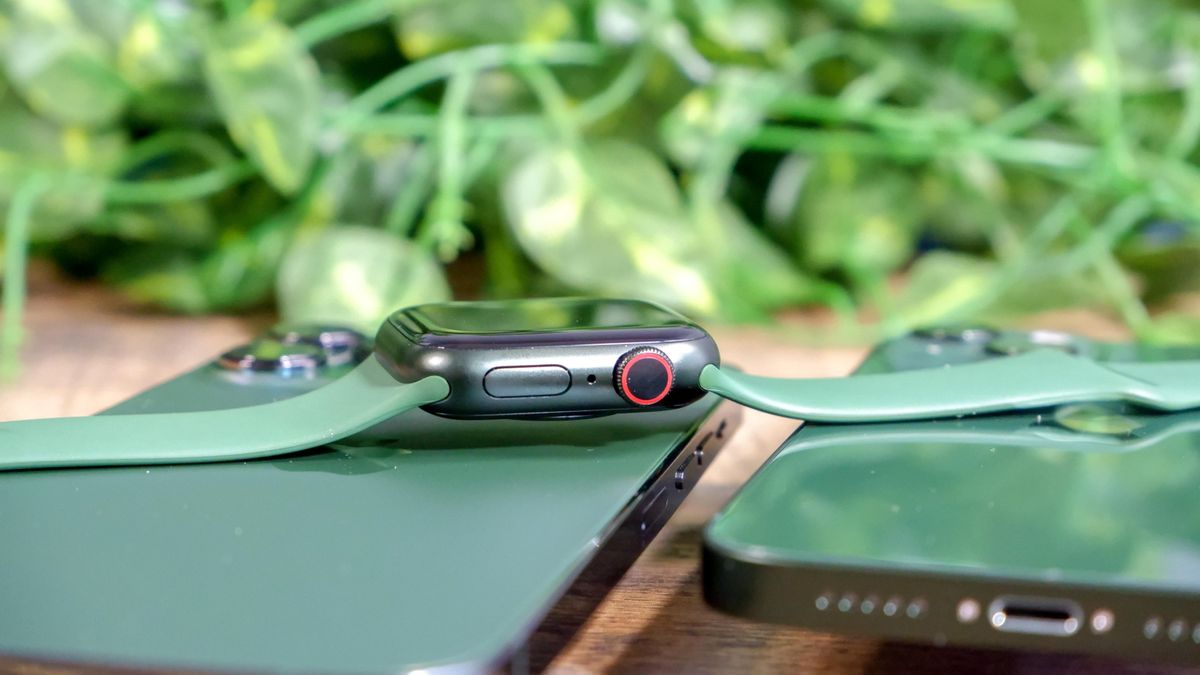 Apple Watch 7 on iPhone 13 green