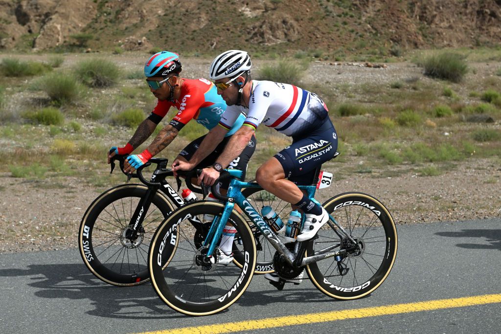 Caleb Ewan and Mark Cavendish talk during the UAE Tour