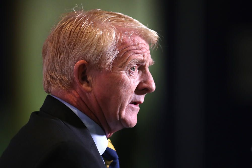 Strachan sorry for controversial Johnson remarks | FourFourTwo