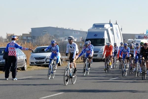The peloton arrives at the feed zone.