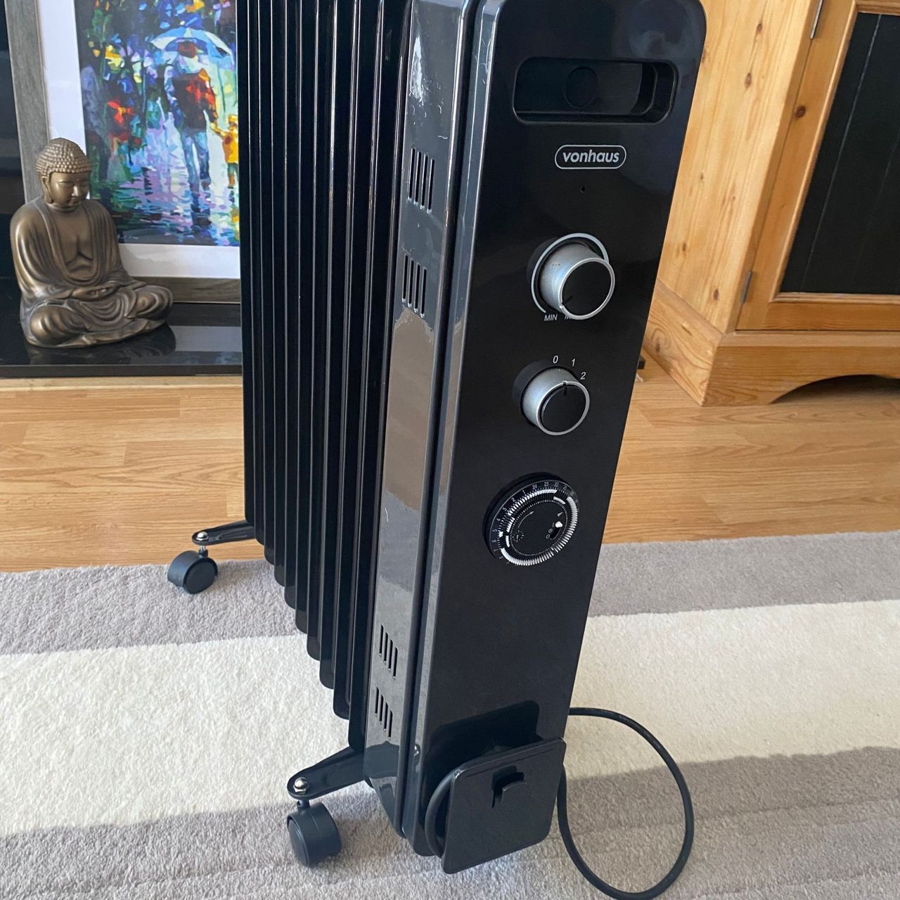 Vonhaus 2500W 11 fin oil-filled radiator standing on a neutral rug