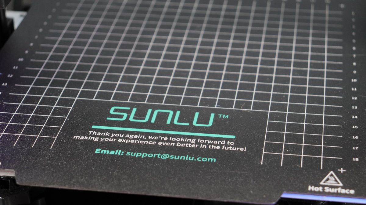 Sunlu Terminator 3 (T3)_ Close up of top of 3D printer bed