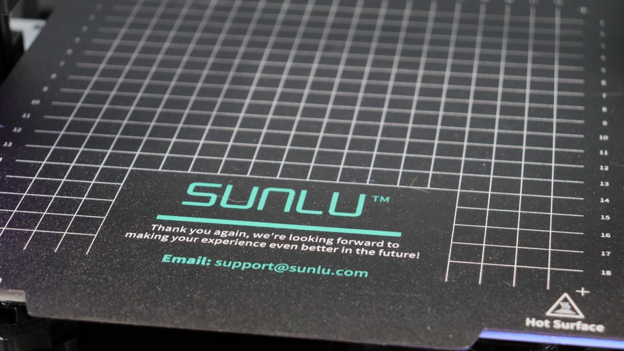 Sunlu Terminator 3 (T3)_ Close up of top of 3D printer bed