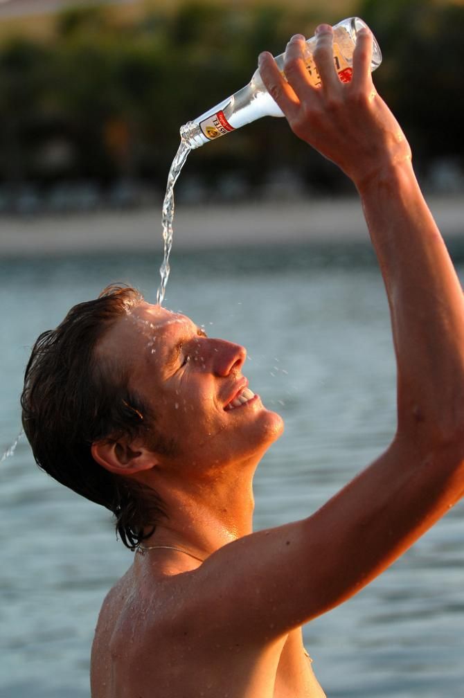 Andy Schleck decides to pour water on his head to cool down
