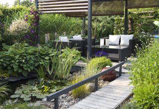 modern garden ideas: pond and seating area