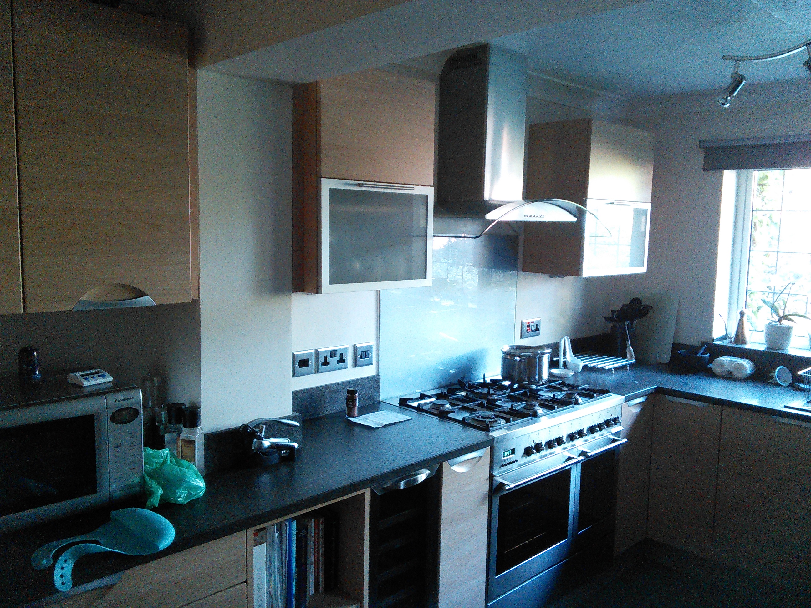We had daylight streaming in here, while indoor was dim, and the result wasn't great