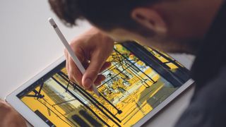 Henkilö käyttää iPad Prota piirtämiseen