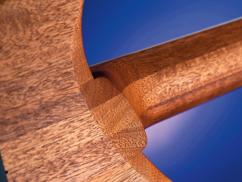 All Arete models feature this classic through-neck construction for stability.