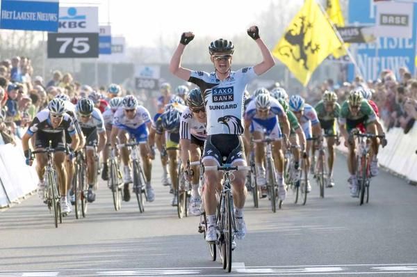 Dwars Door Vlaanderen: Nick Nuyens (Saxo Bank-Sungard) pipped Geraint Thomas (Sky) in Waregem.