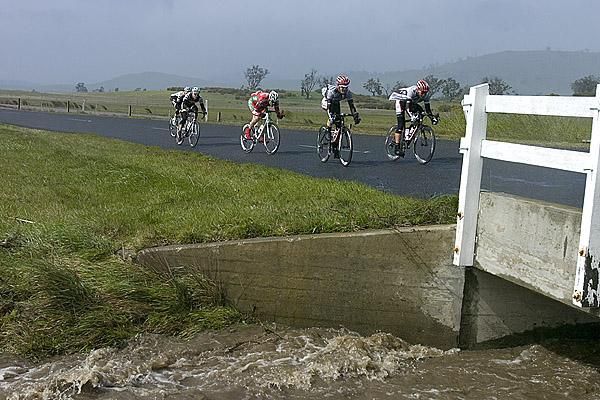 Strong cross winds was making life difficult for riders in the lead group.