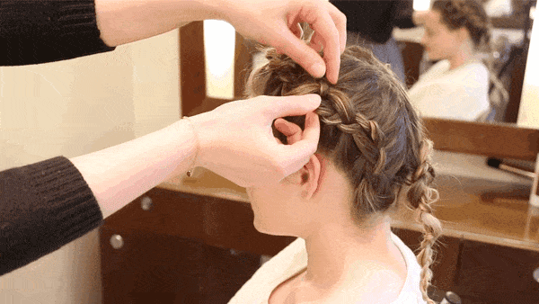 Finger, Hairstyle, Shoulder, Wrist, Elbow, Joint, Style, Beauty salon, Hairdresser, Nail,