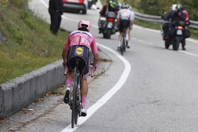 Il momento nel quale Almeida perde le ruote del gruppetto con Kelderman (foto Bettini)