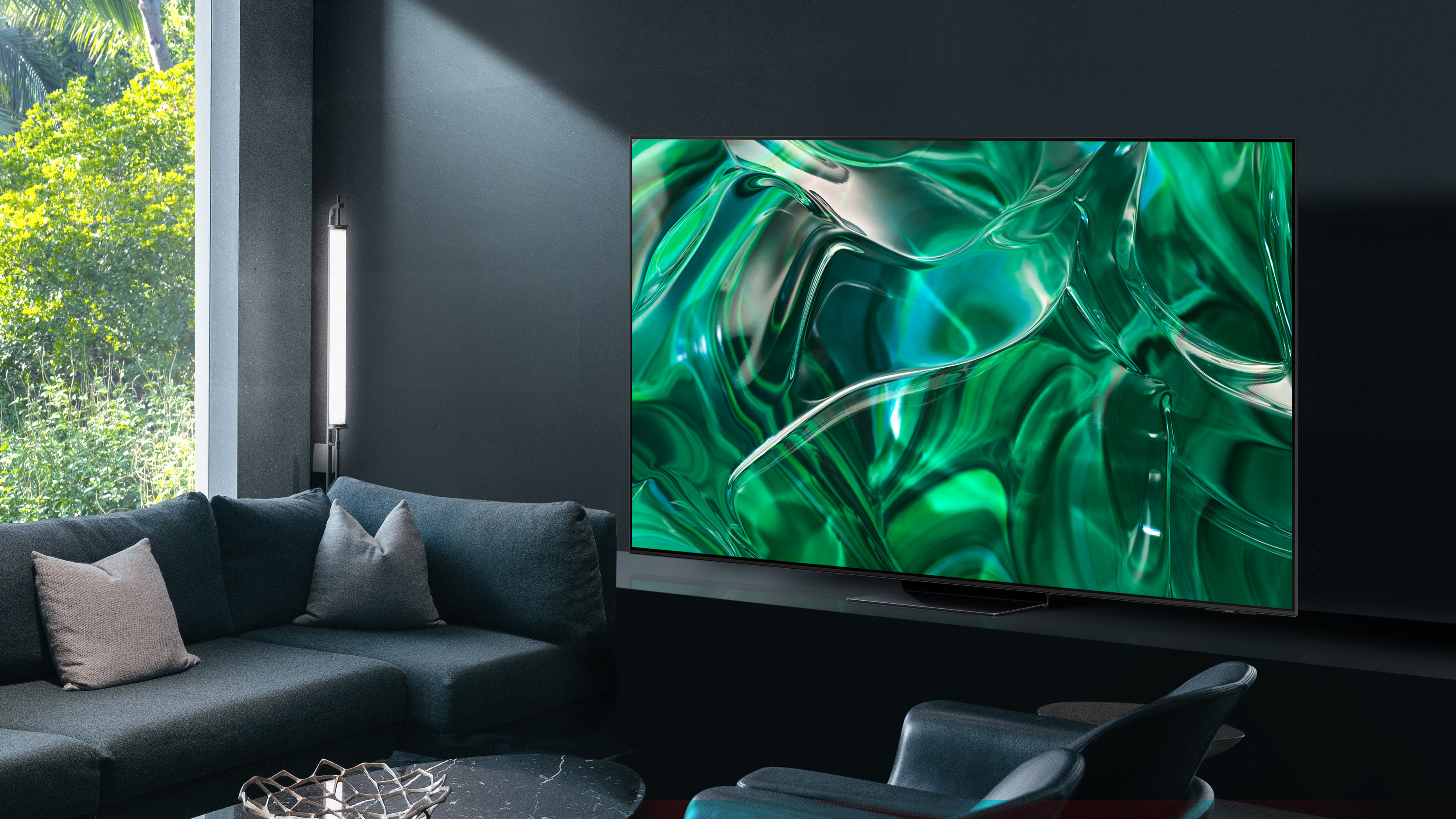 El televisor OLED Samsung S95C sentado en una sala de estar.