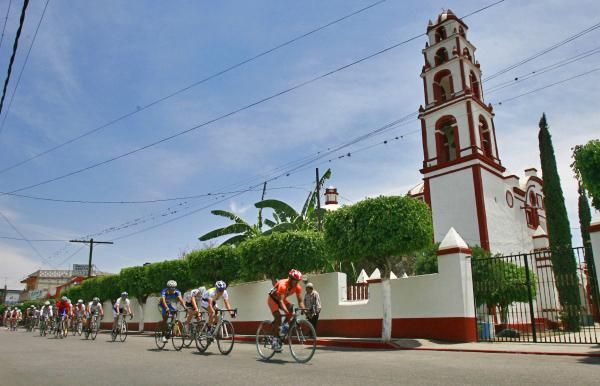 The peloton passes through one of the villages on route to Cuautla.